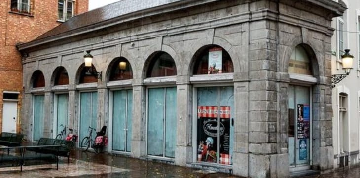 Het hoekpand van Amadeus Brugge aan de Vlamingstraat, met dichte luiken tijdens de verbouwing