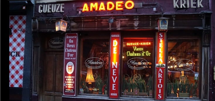 De gevel van Amadeus Brussel aan de Sint-Katelijnestraat, met grote neonletters en de Amadeus-ovalen in de ramen