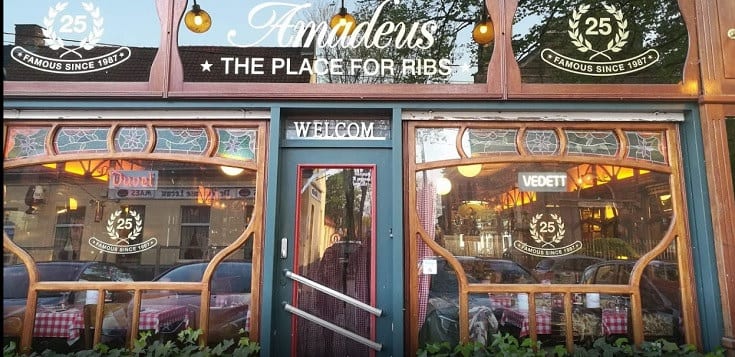 De gevel van Amadeus Lozer met de rode The Place for Ribs-belettering en een Welcom-bord boven de deur