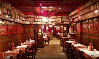 Rode zaal van Amadeus Brussel met boekenwanden en rood-wit geruite tafels